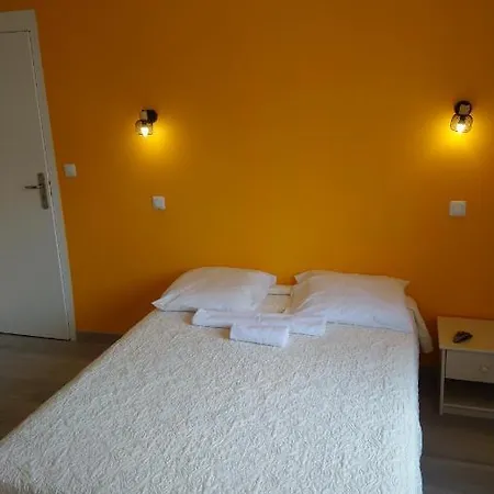 Cafe De Paris Hotel 2*