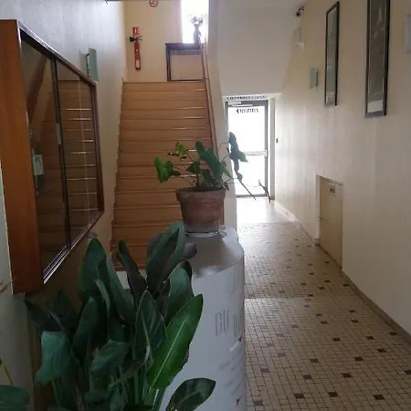 Cafe De Paris Hotel 2*