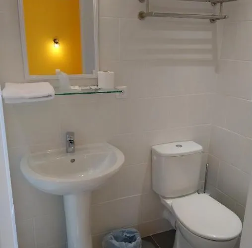 Cafe De Paris Hotel 2*