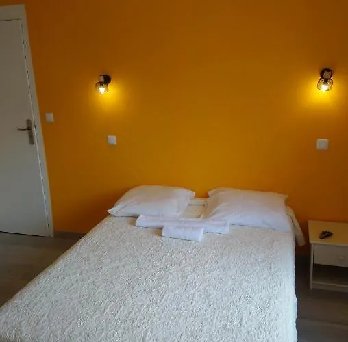 Cafe De Paris Hotel 2*